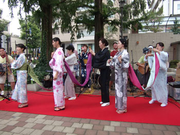 音楽に合わせての花結びショー